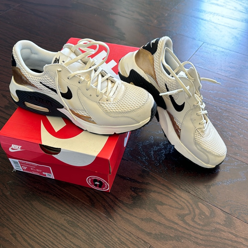 Nike Air Max Excee. Black and gold. Size 9.5